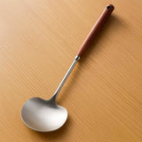 Colher Wok em Aço Inoxidável com Cabo de Madeira Colher Wok em Aço Inoxidável com Cabo de Madeira Doca