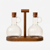 Conjunto de Garrafas de Vidro para Azeite e Vinagre com Suporte em Madeira Conjunto de Garrafas de Vidro para Azeite e Vinagre com Suporte em Madeira Doca Conjunto com 2 garrafas e suporte