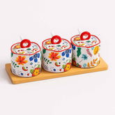Conjunto Porta Temperos de Cerâmica Estampada com Base de Madeira Conjunto Porta Temperos de Cerâmica Estampada com Base de Madeira Doca Conjunto com 3 peças e base
