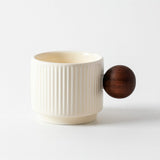 Copo Medidor de Café em Cerâmica com Alça de Madeira 90ml Copo Medidor de Café em Cerâmica com Alça de Madeira 90ml Doca Branco