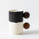 Copo Medidor de Café em Cerâmica com Alça de Madeira 90ml Copo Medidor de Café em Cerâmica com Alça de Madeira 90ml Doca Promoção 2 peças