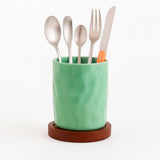 Porta Talheres de Cerâmica com Base de Madeira e Dreno Porta Talheres de Cerâmica com Base de Madeira e Dreno Doca Verde