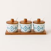 Porta Temperos de Cerâmica com Tampa de Madeira e Bandeja Kit 3 Peças Porta Temperos de Cerâmica com Tampa de Madeira e Bandeja Kit 3 Peças Doca Kit com 3 Peças
