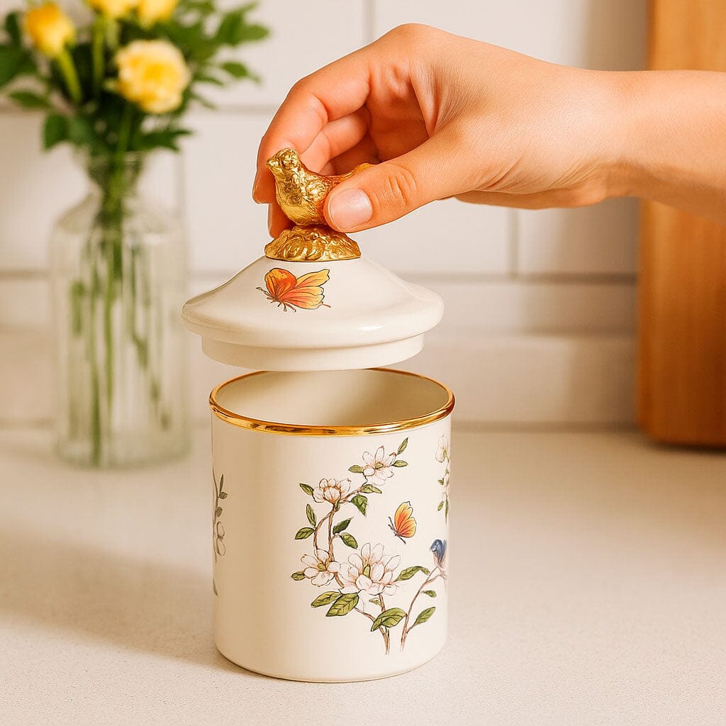 Pote de Cerâmica Decorado com Tampa e Detalhe Dourado Pote de Cerâmica Decorado com Tampa e Detalhe Dourado Doca