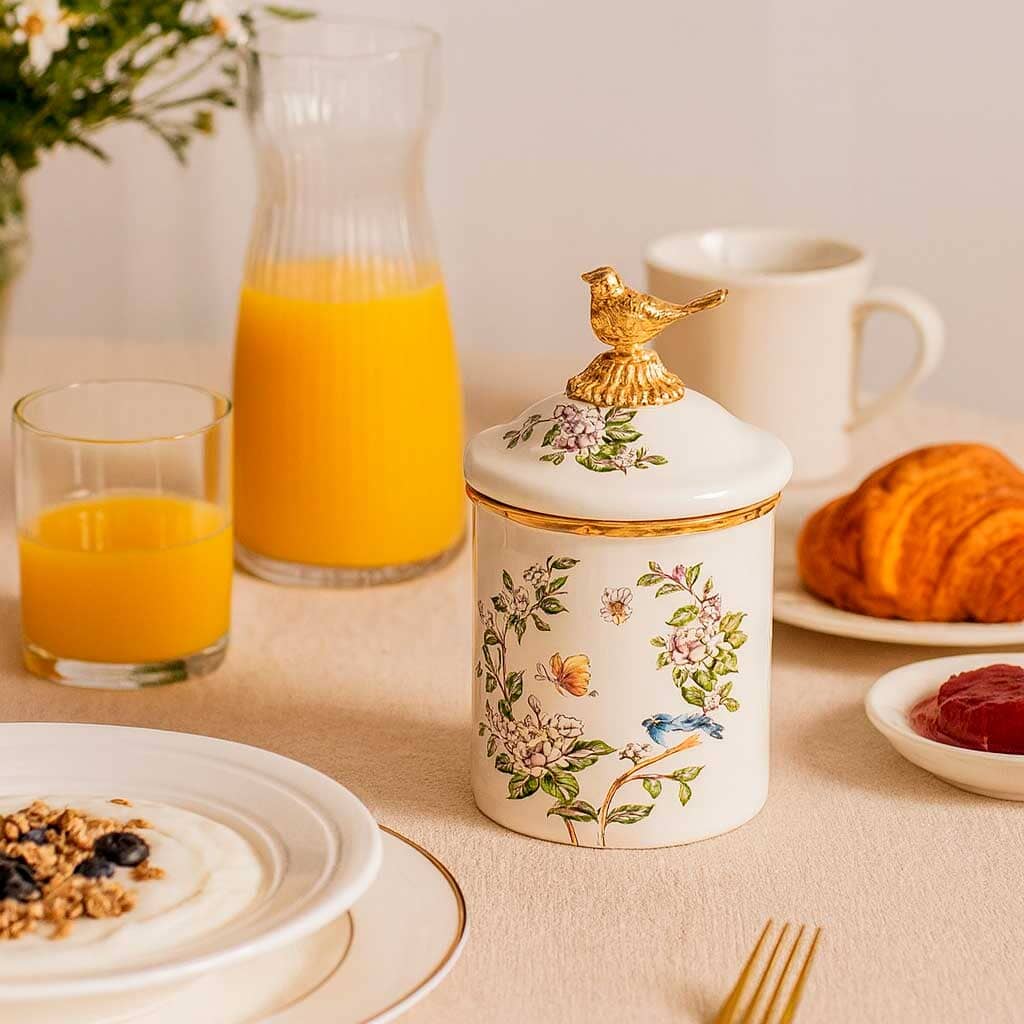 Pote de Cerâmica Decorado com Tampa e Detalhe Dourado Pote de Cerâmica Decorado com Tampa e Detalhe Dourado Doca