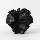 Vaso de Cerâmica Esculpido com Design Ondas Vaso de Cerâmica Esculpido com Design Ondas Doca Preto