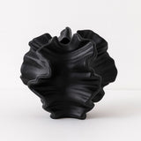 Vaso de Cerâmica Esculpido com Design Ondas Vaso de Cerâmica Esculpido com Design Ondas Doca Preto