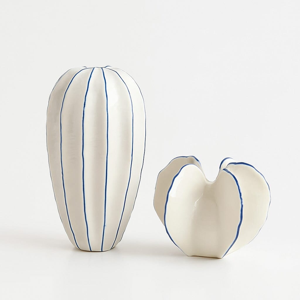 Vaso Decorativo de Cerâmica com Design Escultural em Branco e Azul Vaso Decorativo de Cerâmica com Design Escultural em Branco e Azul Doca