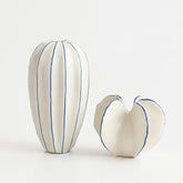 Vaso Decorativo de Cerâmica com Design Escultural em Branco e Azul Vaso Decorativo de Cerâmica com Design Escultural em Branco e Azul Doca