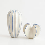 Vaso Decorativo de Cerâmica com Design Escultural em Branco e Azul Vaso Decorativo de Cerâmica com Design Escultural em Branco e Azul Doca