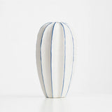 Vaso Decorativo de Cerâmica com Design Escultural em Branco e Azul Vaso Decorativo de Cerâmica com Design Escultural em Branco e Azul Doca Grande