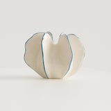 Vaso Decorativo de Cerâmica com Design Escultural em Branco e Azul Vaso Decorativo de Cerâmica com Design Escultural em Branco e Azul Doca Pequeno