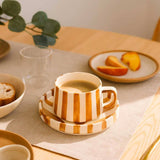 Xícara de Cerâmica Listrada com Pires 260ml Xícara de Cerâmica Listrada com Pires 260ml Doca