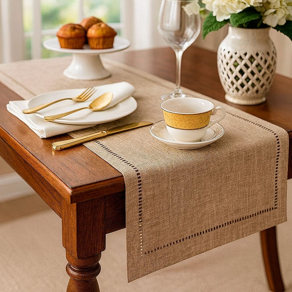 Caminho de Mesa de Linho Minimalista com Detalhe Vazado Caminho de Mesa de Linho Minimalista com Detalhe Vazado Doca 