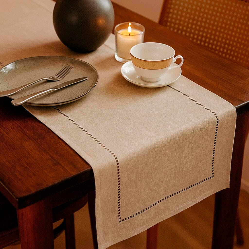 Caminho de Mesa de Linho Minimalista com Detalhe Vazado Caminho de Mesa de Linho Minimalista com Detalhe Vazado Doca 