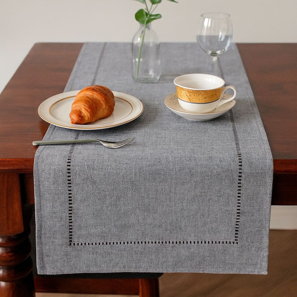 Caminho de Mesa de Linho Minimalista com Detalhe Vazado Caminho de Mesa de Linho Minimalista com Detalhe Vazado Doca 