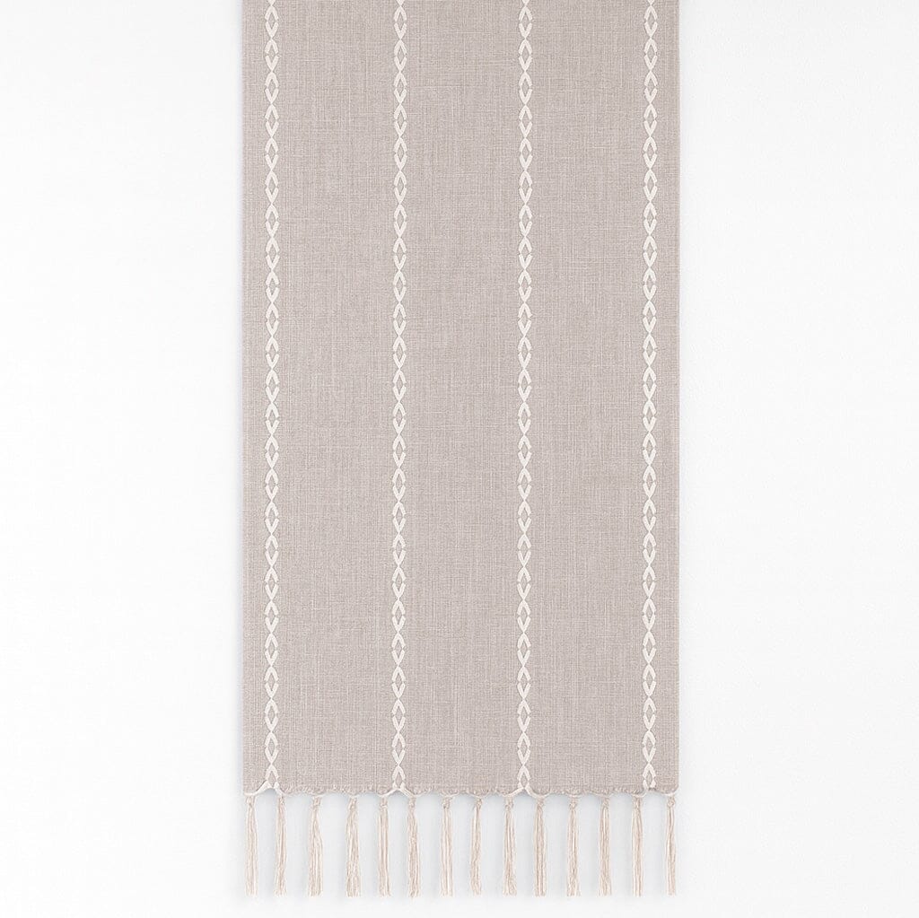 Caminho de Mesa Linho Natural com Acabamento Artesanal Caminho de Mesa Linho Natural com Acabamento Artesanal Doca Cinza 35x160cm 