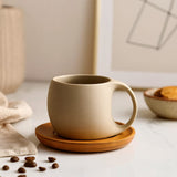 Caneca de Cerâmica com Alça Anatômica e Base de Madeira Caneca de Cerâmica com Alça Anatômica e Base de Madeira Doca 