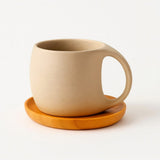 Caneca de Cerâmica com Alça Anatômica e Base de Madeira Caneca de Cerâmica com Alça Anatômica e Base de Madeira Doca 