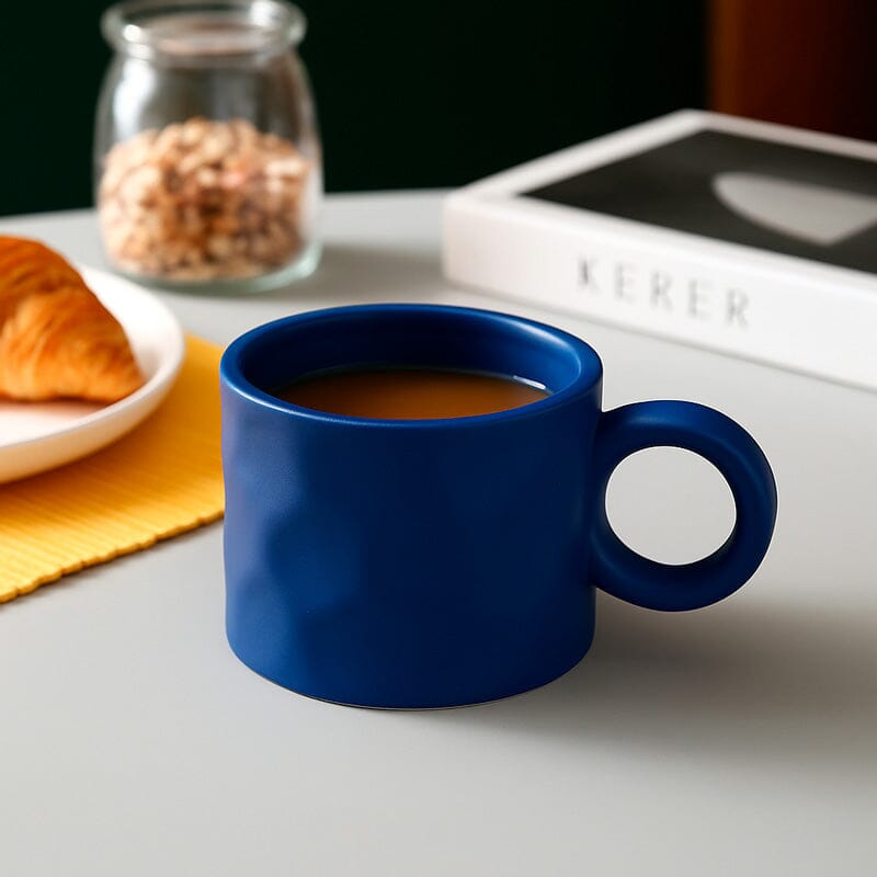 Caneca de Cerâmica com Design Orgânico e Alça Circular Caneca de Cerâmica com Design Orgânico e Alça Circular Doca 