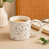 Caneca de Cerâmica com Pintura Salpicada e Alça Redonda Caneca de Cerâmica com Pintura Salpicada e Alça Redonda Doca 