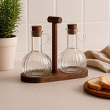 Conjunto de Garrafas de Vidro para Azeite e Vinagre com Suporte em Madeira Conjunto de Garrafas de Vidro para Azeite e Vinagre com Suporte em Madeira Doca 