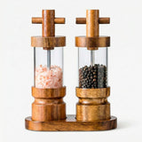 Conjunto de Moedores de Sal e Pimenta em Madeira com Base Conjunto de Moedores de Sal e Pimenta em Madeira com Base Doca 2 peças e base 