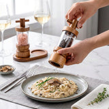 Conjunto de Moedores de Sal e Pimenta em Madeira com Base Conjunto de Moedores de Sal e Pimenta em Madeira com Base Doca 