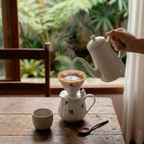 Kit Coador de Café e Jarra em Cerâmica Pétalas Pintado à Mão - 280ml Kit Coador de Café e Jarra em Cerâmica Pétalas Pintado à Mão - 280ml Doca 