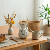 Kit Coador de Café e Jarra em Cerâmica Pétalas Pintado à Mão - 280ml Kit Coador de Café e Jarra em Cerâmica Pétalas Pintado à Mão - 280ml Doca 