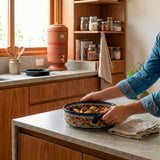 Travessa Cerâmica Pintada à Mão Redonda com Alças para Forno Travessa Cerâmica Pintada à Mão Redonda com Alças para Forno Doca 