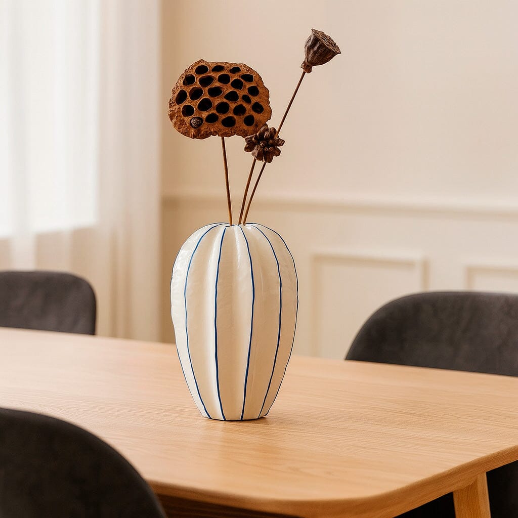 Vaso Decorativo de Cerâmica com Design Escultural em Branco e Azul Vaso Decorativo de Cerâmica com Design Escultural em Branco e Azul Doca 