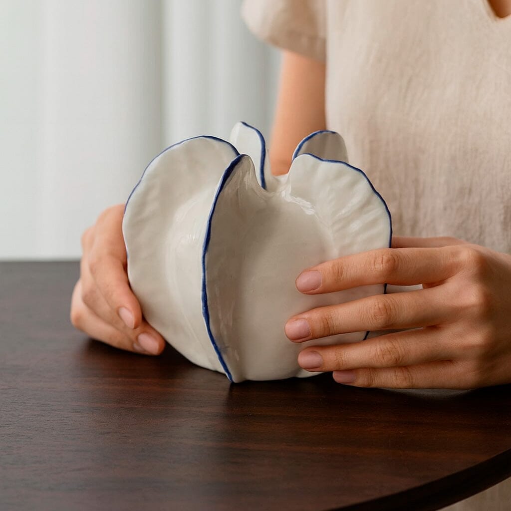 Vaso Decorativo de Cerâmica com Design Escultural em Branco e Azul Vaso Decorativo de Cerâmica com Design Escultural em Branco e Azul Doca 