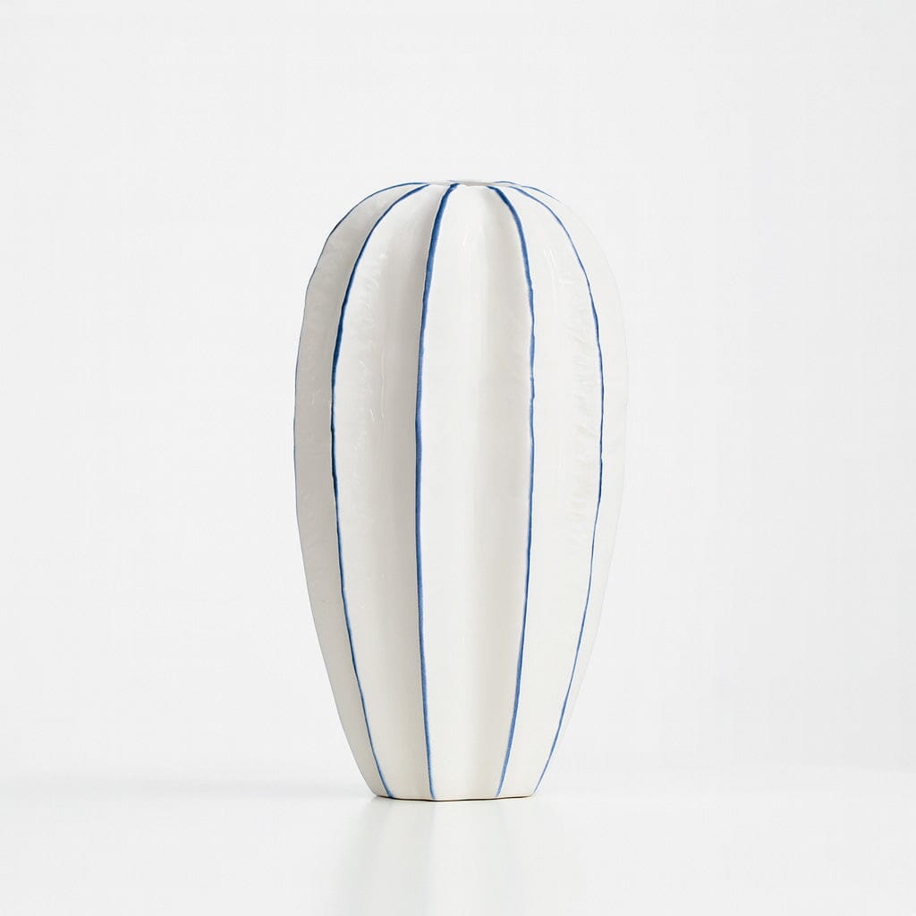 Vaso Decorativo de Cerâmica com Design Escultural em Branco e Azul Vaso Decorativo de Cerâmica com Design Escultural em Branco e Azul Doca Grande 